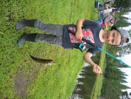 jeune pêcheur avec sa première belle truite - Journée de pêche 2017