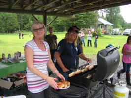 Nos charmantes hotesses qui ont fait plusieurs douzaines de nos fameux 'hot dog' avec amour !!:) - Journée de pêche 2017