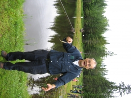 Notre directeur jean-Louis posant avec le plus petit poisson de la journée!!!!! :)(Il n'y avait pas de prix pour cette catégorie de poissons, désolé Jean-Louis)) - Journée de pêche 2017